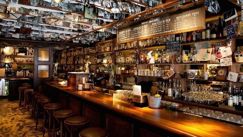 QUÁN BAR NẰM TRÊN VÁCH ĐÁ CAO 14 MÉT SO VỚI ẤN ĐỘ DƯƠNG
