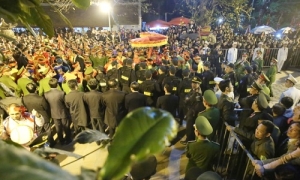 Đền Trần nở rộ dịch vụ ăn theo, An Giang miễn phí bánh xèo chay