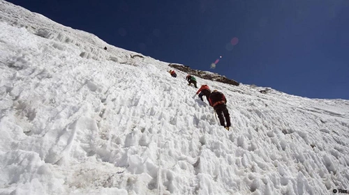 giay-xanh-thi-the-gay-am-anh-nhat-tren-dinh-everest-1