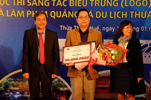 Tác giả Nguyễn Thiện Đức đoạt giải nhất thiết kế logo du lịch tỉnh Thừa Thiên Huế. Ảnh: Võ Thạnh.