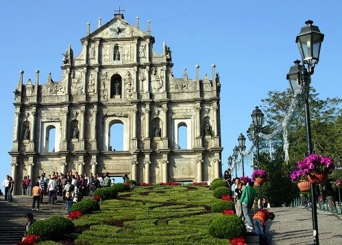 Nhà thờ Thánh Phaolô (St. Paul), còn được gọi là Mater Dei, được xây dựng bởi người Bồ Đào Nha vào thế kỷ 17 để kính Thánh Phaolô Tông Đồ. Đây là một trong những địa danh lịch sử nổi tiếng nhất của Ma Cao, được UNESCO công nhận là Di sản thế giới vào năm 2005.
