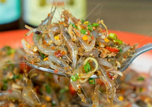 Món gỏi làm từ những con tép sống còn nhảy múa, ngay cả khi vào miệng.