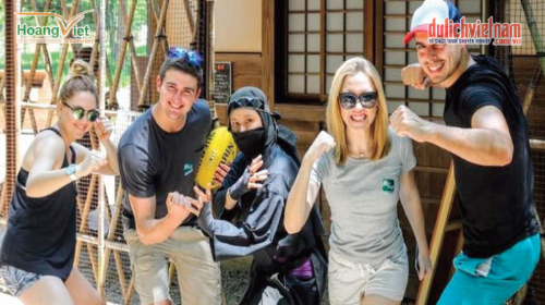 Du khách chụp hình cùng Ninja ở Oshino Ninja Village.