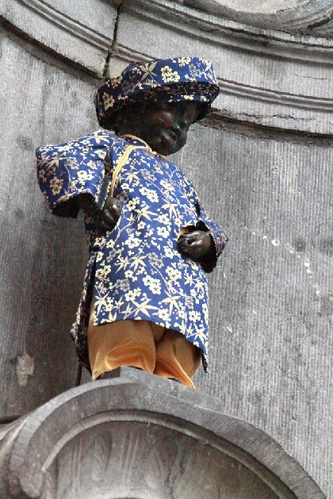 Mannesken Pis mặc áo dài Việt Nam. Ảnh: Erasmusu.