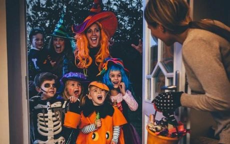 Vì sao chúng ta lại nói 'Trick or Treat' trong dịp Halloween? - Báo  VnExpress Du lịch