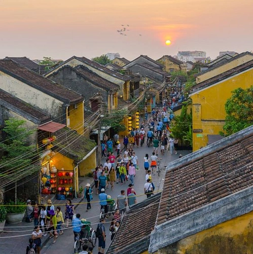 thị trấn nhỏ tương đối yên tĩnh với những ngôi nhà nhuốm màu thời gian.