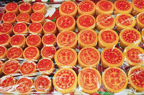 Bánh tổ lúc mới ra lò rất dẻo thơm, để lâu bánh sẽ cứng, muốn ăn chỉ cần hấp hoặc chiên lại.