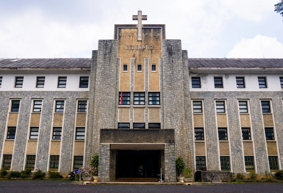 Bảo tàng trong tu viện cổ giữa rừng thông ở Đà Lạt - Báo VnExpress ...