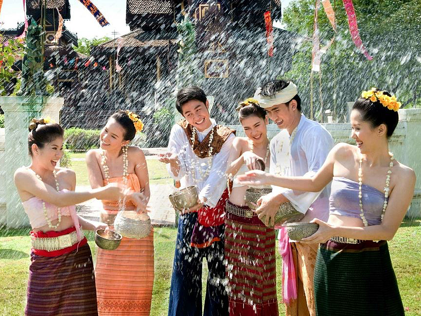 Tháng 4 đi Lào ăn Tết té nước