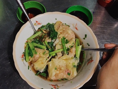 Sủi cảoĐây là một món ăn thường có mặt trong dịp lễ tết ở Trung Quốc được người Hoa mang vào Việt Nam. Nguyên liệu để làm nhân sủi cảo gồm thịt nghiền và rau. Sau đó nhân được gói trong lớp vỏ bột cán mỏng màu vàng nhạt, nắn thuôn dài và gấp nếp trên viền bánh. Món sủi cảo thường chế biến theo kiểu hấp hoặc luộc và được phục vụ trong nước dùng nóng hổi, trong vắt, có vị ngọt thanh từ xương thịt. Món ăn sẽ ngon hơn khi kèm các gia vị như giấm đỏ, nước tương, ớt tươi. Để ăn nhẹ, thực khách nên gọi một bát sủi cảo 5 - 7 bánh đầy đặn nhân với giá khoảng 30.000 đồng.Địa chỉ gợi ý: sủi cảo ngon ở Sài Gòn có tại dọc con đường Hà Tôn Quyền (quận 11), đường Nguyễn Trãi (quận 5) hoặc trong các tiệm bán cùng hủ tiếu mì. Ảnh: Tâm Linh.