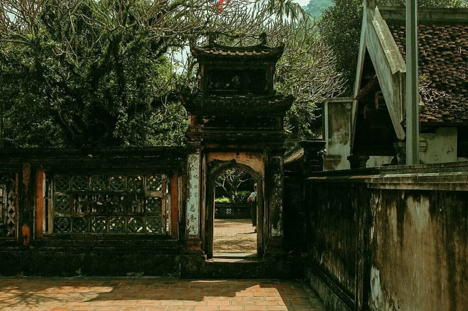 Những công trình đền thờ không mấy cao lớn nhuốm màu rêu phong ở cố đô Hoa Lư. Ảnh: NVCC.