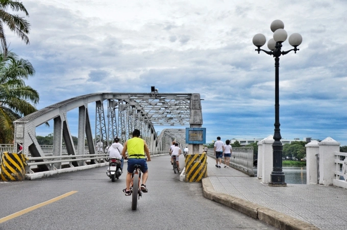 Không đơn giản chỉ là xi măng cốt thép, cây cầy đã hóa thành linh hồn Huế. Một ngày chúng tôi qua lại không biết bao lần, nhưng lần nào cũng thổn thức bởi vẻ đẹp nơi đây, Trân Ơi nói.