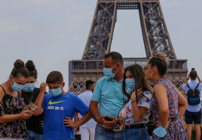 Khách du lịch Italy tụ tập gần tháp Eiffel, Pháp hồi đầu tháng 8. Ảnh: AP