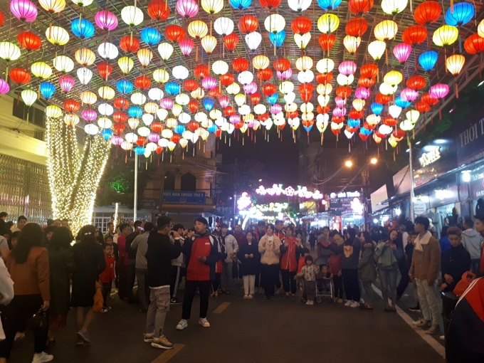 Tại phố đi bộ Kỳ Lừa, khách có thể tham gia các hoạt động nghệ thuật để kết nối với nhau. Ảnh: Mỹ Tú