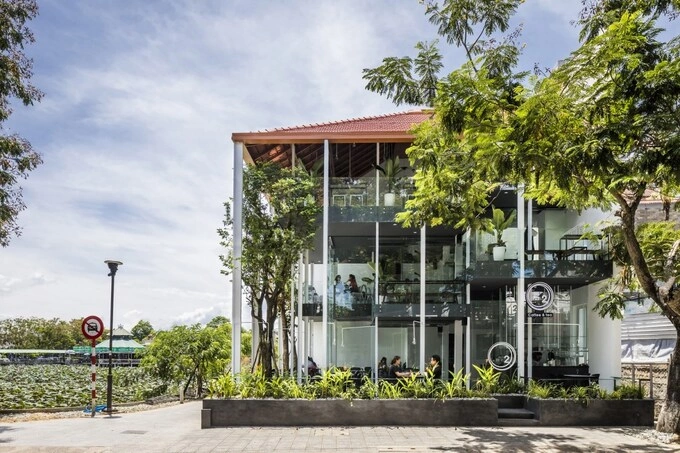 Quá cafe theo kiến trúc nhà rường nhìn từ phía ngoài. Ảnh: Hiroyuki Oki