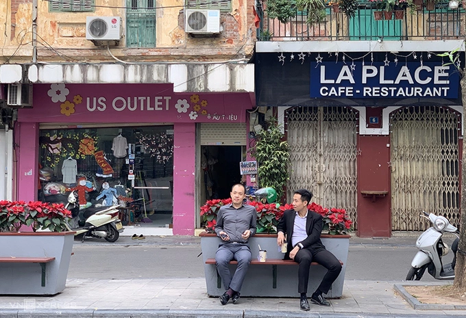 Anh Đức Nhật (áo đen) hẹn bạn ở hàng ghế đá cạnh Nhà thờ lớn Hà Nội. Ảnh: Ngọc Diệp.