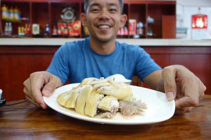 Bryan Wong ăn gà luộc Văn Xương tại Hải Nam, Trung Quốc. Ảnh: Bryan Wong