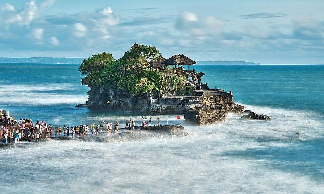 Tanah Lot - ngôi đền giữa biển, khách muốn đến phải lội nước