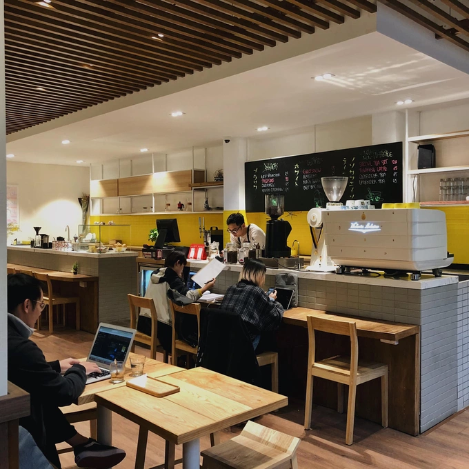 Atelier Quán cà phê có không gian hiện đại mang phong cách Nhật Bản, với tông màu trắng-vàng chủ đạo. Ngoài hiên quán, bên trong sắp xếp bàn ghế khoa học để thực khách có góc ngồi rộng rãi dù một tầng. Thực đơn đa dạng từ các loại cà phê Việt Nam, cà phê rang xay đến trà, sử dụng nguyên liệu của xứ mặt trời mọc như matcha, hoa sakura... Mức giá trung bình khoảng 45.000 - 120.000 đồng. Quán nằm ở 65 Tôn Thất Thiệp, mở cửa từ 8h-22h. Ảnh: Atelier Coffee Roasted.