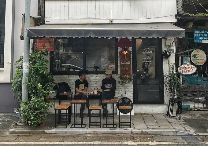 The Berryfield Tọa lạc ở D2 Tập thể Viện 108, ngõ 1 Trần Thánh Tông, quán cà phê sở hữu không gian ấm cúng. Mức giá trung bình quán từ 55.000 đến 85.000 đồng, ngoài ra quán có bán hạt cà phê rang sẵn, cà phê chai... Thời gian mở cửa 8h30 - 20h, khách được hỗ trợ phí gửi xe tại sân tập thể. Ngoài ra, quán có địa chỉ thứ hai cho người thích mua cà phê mang về ở số 22 Nguyễn Gia Thiều. Ảnh: The Berryfield