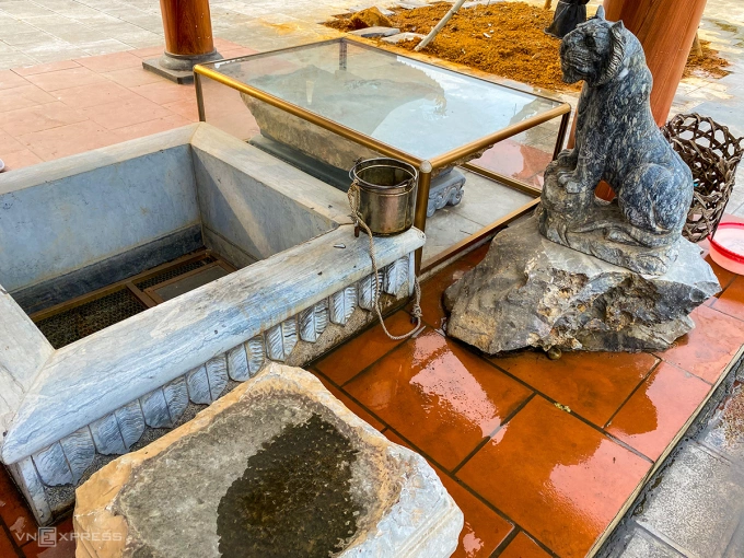 Giếng Thiên Thanh quanh năm có nước trong vắt, bên cạnh là hòn đá Quỳ. Khi Thánh Mẫu chuyển dạ sinh Thánh Tản Viên, bà khuỵu chân chống tay xuống phiến đá, ngón tay hằn lên đến nay vẫn còn. Ảnh: Trung Nghĩa
