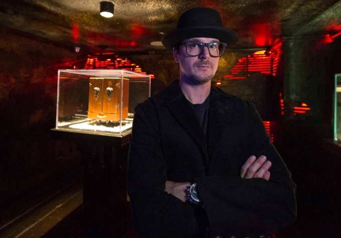 Zak Bagans chụp ảnh cùng chiếc hộp Dybbuk, một hiện vật ma ám theo thần thoại Do Thái. Ảnh: Las Vegas Review-Journal