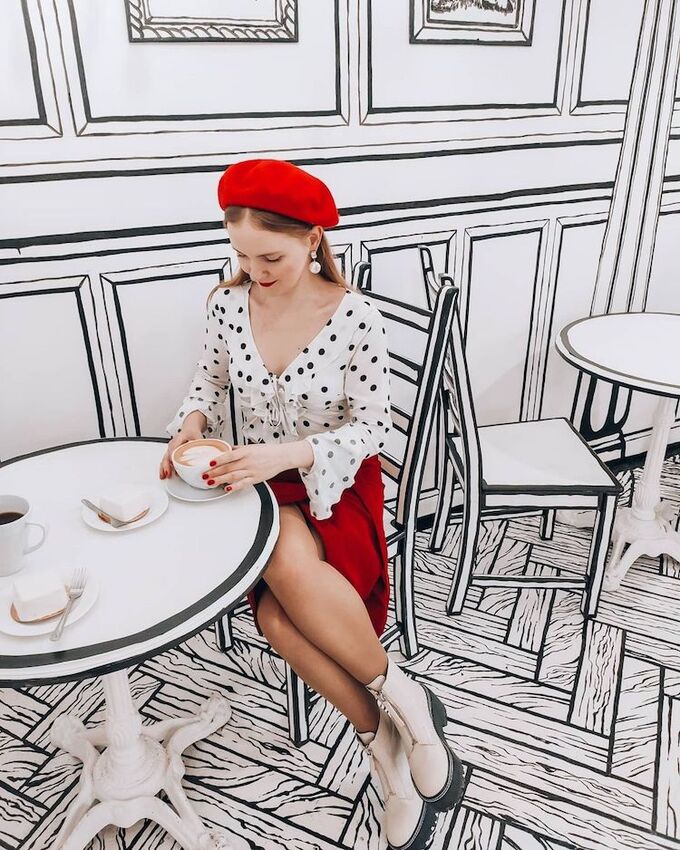Cafe Bw là một quán cà phê có hai chi nhánh ở Moscow và Saint Petersburg lấy cảm hứng từ hình ảnh hoạt hình 2D và hai gam màu đen trắng cơ bản. Nhờ có diện mạo độc đáo mà quán cà phê này thành điểm check-in hấp dẫn với giới trẻ Nga.