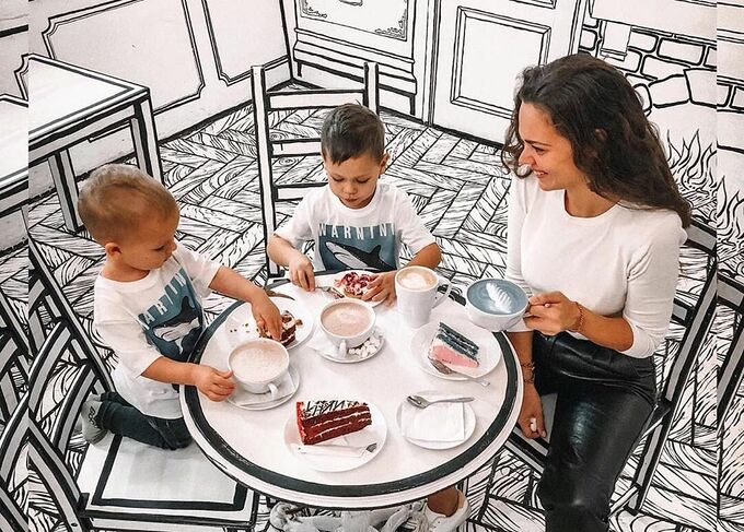 Không gian uống kỳ của quán Cafe Bw khiến cho những món đồ uống và khách nổi bật hẳn trong khung hình.