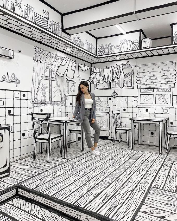 Ngay từ khi bước chân vào quán thực khách sẽ bị choáng ngợp vì thiết kế nội thất từ tất cả bàn ghế, đồ dùng cho tới sàn, trần, tường... đều được sơn hai màu đen trắng với các đường nét hoạt hình hóa.