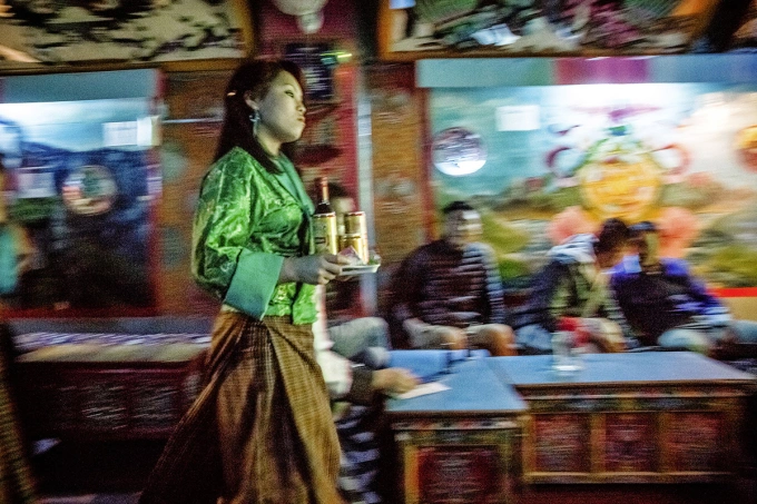 Ở Bhutan, bạn sẽ không thể tìm thấy thuốc lá vì chúng bị cấm buôn bán và sử dụng. Câu lạc bộ Space 34 là một trong số ít nơi trên cả nước cho phép hút thuốc trong nhà. Ảnh: Vlad Sokhin