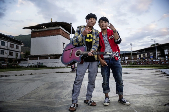 Hầu như tất cả người dân Bhutan đều mặc quốc phục, song nhiều người đang chờ đợi những cải cách triệt để, vừa duy trì bản sắc, vừa cho phép họ tự do ăn mặc hơn. Trong ảnh là Sonam và Chundutsering, đồng sáng lập nhóm thanh niên Awesome Crew, tại quảng trường chính tại Paro, thành phố lớn thứ 2 Bhutan. Ảnh: Vlad Sokhin