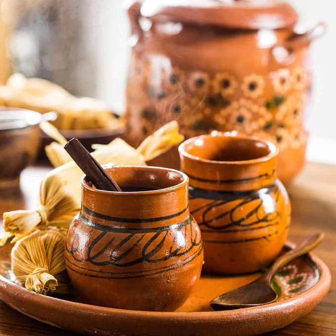MexicoNếu bạn thích vị quế trong cà phê của mình, thì café de olla là thức uống của bạn. Một cốc café de olla được Nếu bạn thích quế trong cà phê của mình, đây là thức uống của bạn. Gia vị café de olla được ủ với thanh quế trong nồi đất nung, thứ mà người Mexico thề sẽ mang lại hương vị cà phê