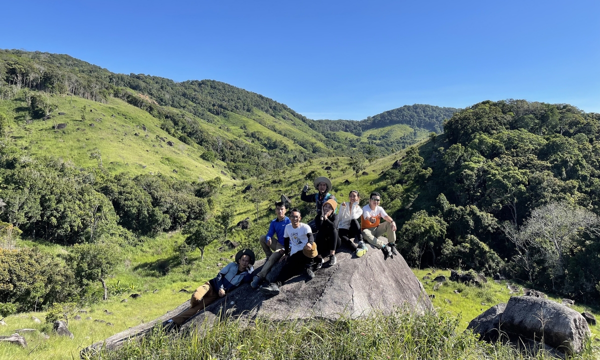 Đi bộ xuyên rừng ở vườn quốc gia núi Chúa 1 trekking núi chúa tự túc