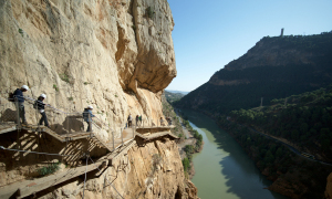 con-duong-tu-than-thach-thuc-du-khach-o-tay-ban-nha-4371777