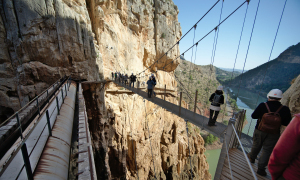 con-duong-tu-than-thach-thuc-du-khach-o-tay-ban-nha-4371777