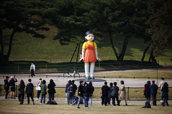 Búp bê giống trong phim Squid Game được dựng tại công viên Olympic Seoul. Ảnh: Kim Hong-ji/Reuters