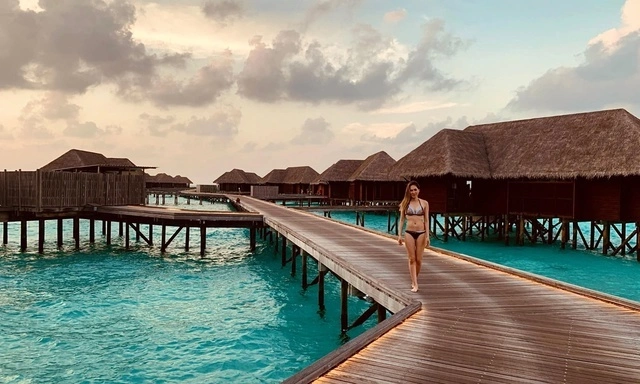 Ngoài ra, Maldives cũng để lại ấn tượng mạnh mẽ với những bờ biển cát trắng, làn nước xanh trong vắt. 217692954-10215300787433425-88-6691-1171