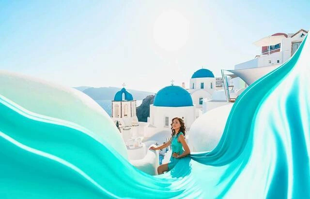 Làng Oia ở Santorini, Hy Lạp. Thúy Anh cho biết cô đã dành riêng nhiều bộ váy lộng lẫy để chụp ảnh mang phong cách nữ thần Hy Lạp 251070612-10215698540096993-22-3691-6602