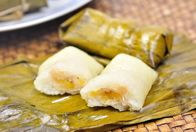 Khao tom mud (xôi chuối) là món gạo nếp nấu cùng nước cốt dừa, đường, nhồi chuối, gói trong lá chuối rồi hấp chín. Món ăn vặt này có hương thơm từ gạo nếp và sự ngọt ngào từ đường. Bạn có thể dùng khao tom mud cho bữa sáng nhanh gọn, hay tráng miệng sau bữa ăn chính. Ảnh: Thai369