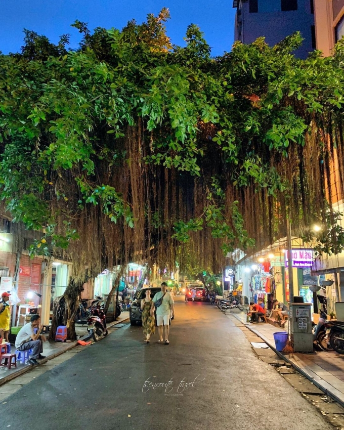 Hà Nội có thời tiết dễ chịuAlex đánh giá Hà Nội là thành phố có thời tiết dễ chịu, có mưa nhiều vào mùa hè và mùa đông mưa rải rác. Thời gian tốt nhất để đến thăm Hà Nội là từ tháng 4 đến tháng 6. Ngoài ra, Hà Nội có thời tiết đẹp trong tháng 2,3,11,12. Du khách có thể tận hưởng nhiệt độ trung bình khoảng 20 độ C. Nhiệt độ của thủ đô Hà Nội hiếm khi xuống dưới 8 độ C hoặc trên 37 độ C. Ảnh: @ts.enroute_travel/Instagram