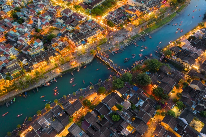Vì quá yêu thiên nhiên, phong cảnh và sắc màu cuộc sống nên Dũng quyết định nghỉ việc văn phòng để theo nhiếp ảnh chuyên nghiệp. Lúc này, anh gặp khó khăn giữa tài chính và sáng tác ảnh nghệ thuật vì đi nhiều cũng tốn kém. Anh nhận thêm các công việc chụp ảnh thương mại để vừa kiếp thêm thu nhập, vừa tích lũy kỹ năng chụp. Cuối năm 2018, Dũng mở phòng ảnh tại TP HCM, trưng bày ảnh phong cảnh, kiến trúc và kinh doanh phụ kiện máy ảnh. Trên ảnh là bức Hội An lên đèn, ảnh triển lãm gây quỹ Covid-19, đạt giải bạc EPSON International Pano Awards 2019.