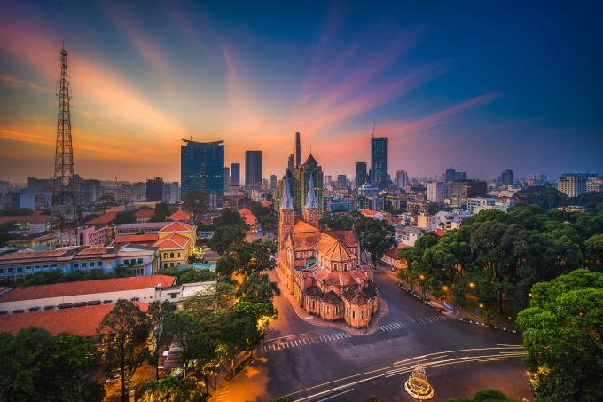 Thích săn ảnh bình minh, hoàng hôn tại những địa điểm phong cảnh đẹp dải đất chữ S Dũng cũng mê chụp ảnh chính TP HCM nơi anh đang sống. Khi vẫn còn làm công việc văn phòng, anh tranh thủ thời gian cuối tuần, dịp nghỉ lễ hay nghỉ phép để đi chụp. Có những hôm anh dậy sớm chờ mặt trời mọc, chụp ảnh xong đi làm. Đôi khi may mắn mỉm cười, như bức Sài Gòn chào ngày mới anh bắt được khoảnh khắc bình minh tuyệt đẹp trên Nhà thờ Đức Bà trước lúc chưa trùng tu ngày 10/3/2017.