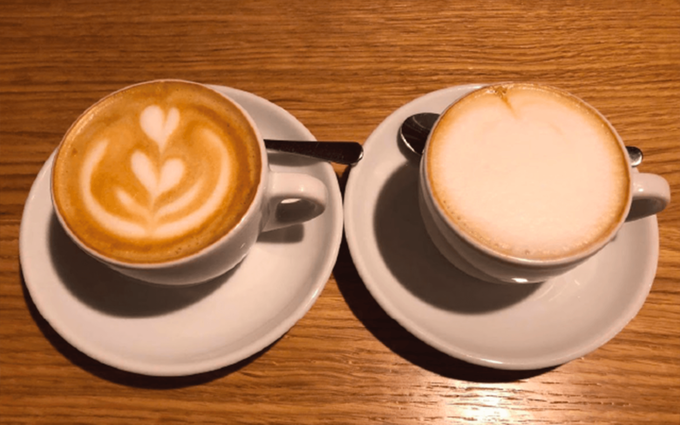 Cappuccino phong cách truyền thống của Italy (bên phải) và cappuccino được trang trí ở các nước khác. Ảnh: 43factory