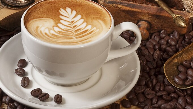 Italy là quốc gia tiêu thụ cappuccino lớn nhất thế giới, và nó cũng được coi là thức uống hảo hạng của quốc gia hình chiếc ủng này. Ảnh: Wallpaper Tip
