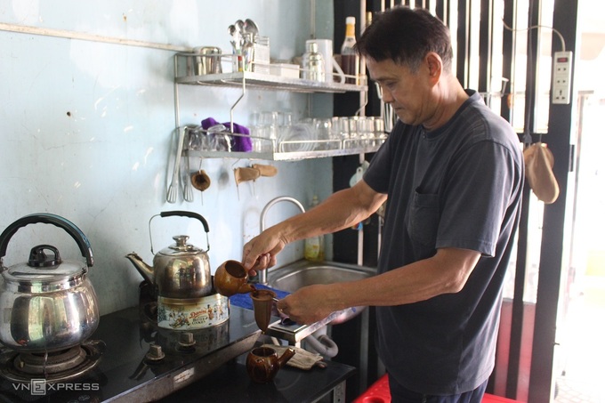 Anh Nghĩa dùng 2 siêu nhỏ lượt cà phê cho khách, khi mang ra bàn cà phê chỉ đựng trong một siêu. Ảnh: Huỳnh Nhi