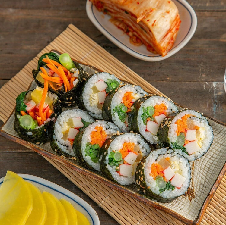 KIMBAP LÀ MÓN CƠM CUỘN RONG BIỂN TRUYỀN THỐNG ĐẶC SẮC CỦA HÀN QUỐC