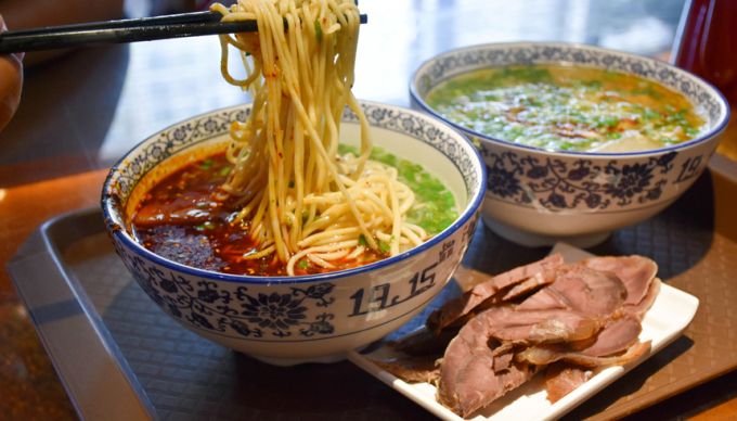 Mì bò Lan Châu, Trung QuốcMón ăn là sự kết hợp hoàn hảo giữa mì, nước lèo cay hấp dẫn ăn cùng thịt bò mềm mại. Nó được đánh giá là phù hợp ăn trong ngày trời lạnh. Một tô mì đạt chuẩn phải có đầy đủ 5 yếu tố: nước lèo phải trong, củ cải có màu trắng, hẹ màu xanh tươi, ớt đỏ chót và sợi mì vàng óng ả. Món ăn này được ưa chuộng tại Trung Quốc, và có nhiều điểm tương đồng với phở Việt Nam.