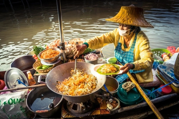 Sau khi pad được mệnh danh là món ăn quốc gia, nó nhanh chóng trở nên nổi tiếng khắp đất nước. Và ngày nay, nó là một trong những lựa chọn hàng đầu của du khách khi ghé thăm. Bạn có thể tìm thấy món ăn này ở mọi nơi trên đất nước xứ sở chùa vàng, từ vùng núi phía bắc đến những con phố sầm uất ở Bangkok. Ảnh: Alamy