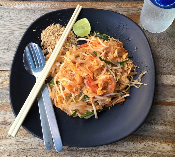 [Bất cứ khi nào chúng tôi thử món ăn Thái, chúng tôi sẽ thử pad Thai trước tiên vì đó là cách để đánh giá xem một nhà hàng ngon như thế nào, đầu bếp nguwòi bản xứ Nick Srisawat từng chia sẻ trên Gastronomica. Ảnh: Pixabay