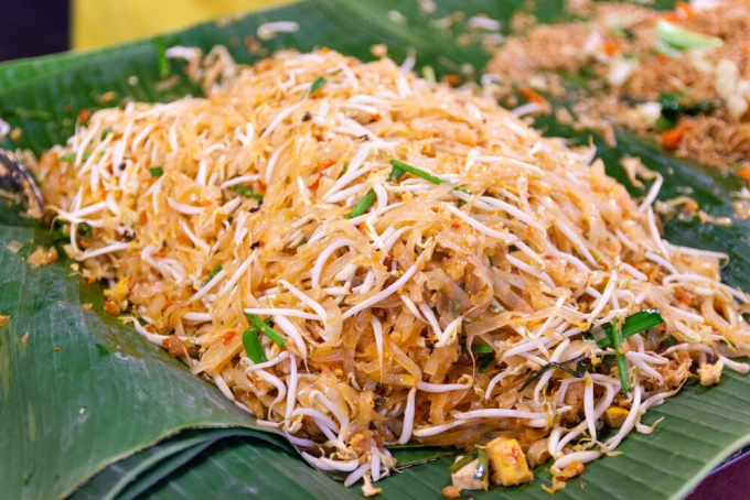 Khi ăn, mọi người sẽ vắt thêm một chút chanh để tạo vị cho đỡ ngấy. Chúng thường được nấu và phục vụ trong vòng vài phút sau khi bạn gọi đồ.